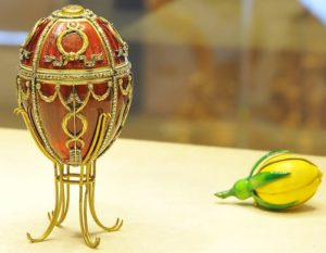 Fabergé guillochierte seine berühmten Eier für den russischen Zaren vor dem Emaillieren.