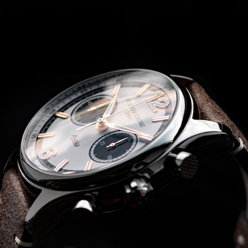 Das limitierte Sondermodell besitzt ein gewölbtes und entspiegeltes Saphirglas. Das limitierte Sondermodell besitzt ein gewölbtes und entspiegeltes Saphirglas.