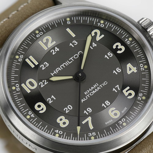 Zeiger und Indizes der Khaki Field Titan sind mit grüner Leuchtmasse beschichtet. Zeiger und Indizes der Khaki Field Titan sind mit grüner Leuchtmasse beschichtet.