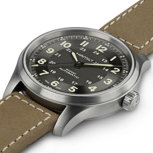Die Khaki Field Titanversion von Hamilton mit braunem Lederband. Die Khaki Field Titanversion von Hamilton mit braunem Lederband.