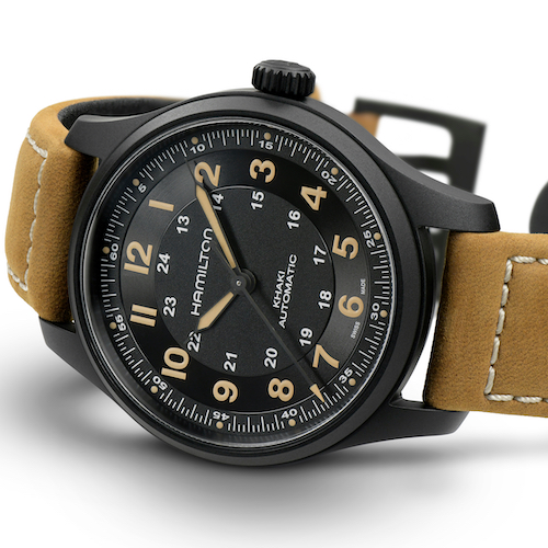 Die schwarze Version der Khaki Field Titan besitzt eine beigefarbene Leuchtmasse. Die schwarze Version der Khaki Field Titan besitzt eine beigefarbene Leuchtmasse.