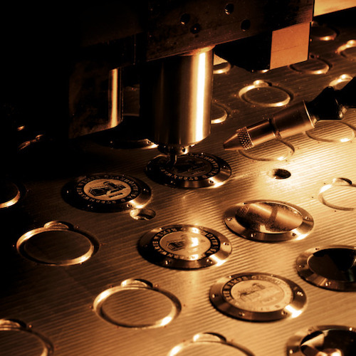 Maschinelle Gravur in einer Fräsmaschine bei Wempe Glashütte I/SA. Maschinelle Gravur in einer Fräsmaschine bei Wempe Glashütte I/SA.