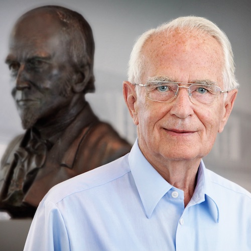 Walter Lange von der Uhrenmanufaktur Lange und Söhne vor der Büste von Ferdinand Adolph Lange in Glashütte. Walter Lange von der Uhrenmanufaktur Lange und Söhne vor der Büste von Ferdinand Adolph Lange in Glashütte.