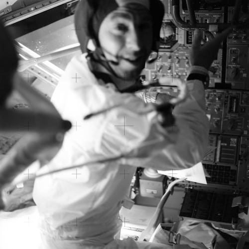 Commander James A. Lovell im Monlandemodul. Commander James A. Lovell im Monlandemodul.