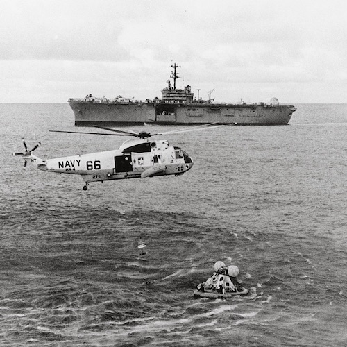 Die Bergung der Astronauten der Apollo-13-Mission am 17. April 1970. Die Bergung der Astronauten der Apollo-13-Mission am 17. April 1970.
