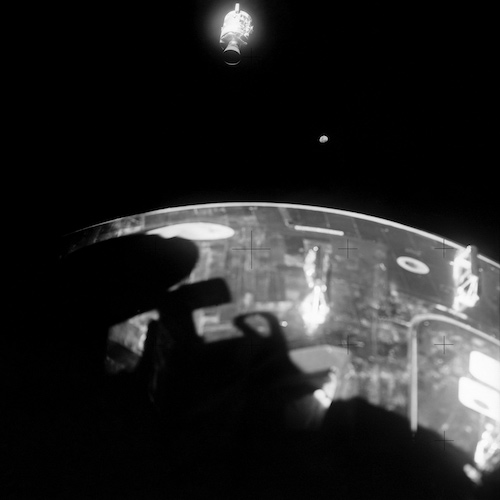 Blick aus dem beschädigten Service-Modul der Apollo-13-Mission. Blick aus dem beschädigten Service-Modul der Apollo-13-Mission.