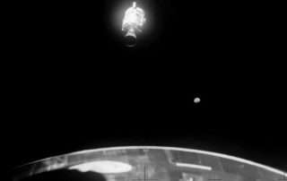 Blick aus dem beschädigten Servicemodul der Apollo-13-Mission.