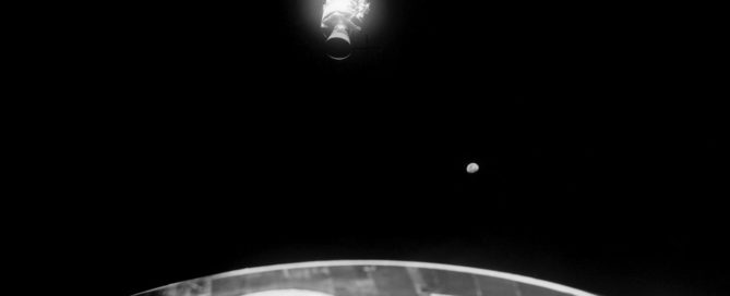 Blick aus dem beschädigten Servicemodul der Apollo-13-Mission.