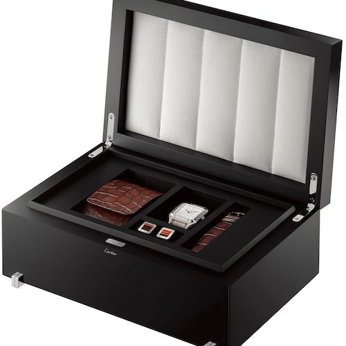 Dieser Koffer beherbergt die Uhr, das Wechselband, Manschettenknöpfe und das Reiseetui. Dieser Koffer beherbergt die Uhr, das Wechselband, Manschettenknöpfe und das Reiseetui.