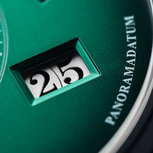 Das Panoramadatum zeigt die Ziffern auf einzelnen Anzeigen auf gleicher Höhe ohne Zwischensteg. Das Panoramadatum zeigt die Ziffern auf einzelnen Anzeigen auf gleicher Höhe ohne Zwischensteg.