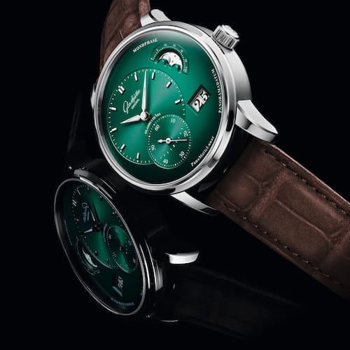 Die weißgoldenen Stunden- und Minutenzeiger sind mit Leuchtfarbe ausgelegt. Die weißgoldenen Stunden- und Minutenzeiger sind mit Leuchtfarbe ausgelegt.