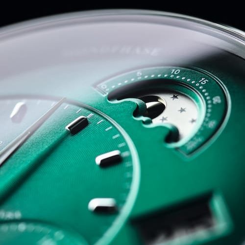 Die Mondphasenanzeige des tannengrünen Modells im Detail. Die Mondphasenanzeige des tannengrünen Modells im Detail.