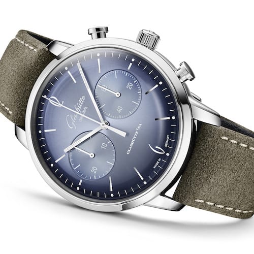 Das gletscherblaue Zifferblatt besitzt einen Dégradé-Verlauf. Das gletscherblaue Zifferblatt besitzt einen Dégradé-Verlauf.