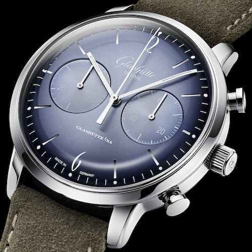 Der Sixties Chronograph Gletscherblau trägt ein braungraues Kalbs-Nubuklederband. Der Sixties Chronograph Gletscherblau trägt ein braungraues Kalbs-Nubuklederband.