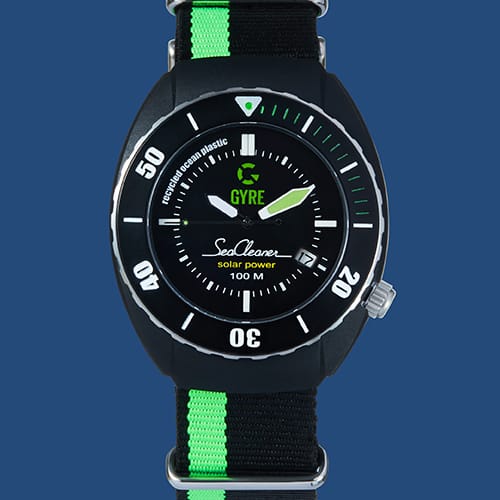 Die Gyre Sea Cleaner mit grün-schwarzem Armband. Die Gyre Sea Cleaner mit grün-schwarzem Armband.