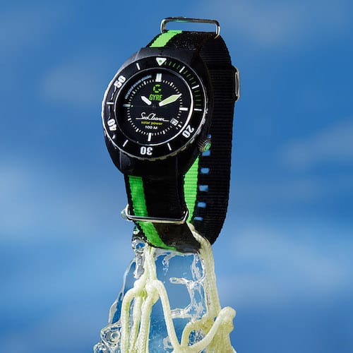 Das 42 Millimeter große Gehäuse besteht aus wiederverwendeten Geisterfischernetzen. Das 42 Millimeter große Gehäuse besteht aus wiederverwendeten Geisterfischernetzen.