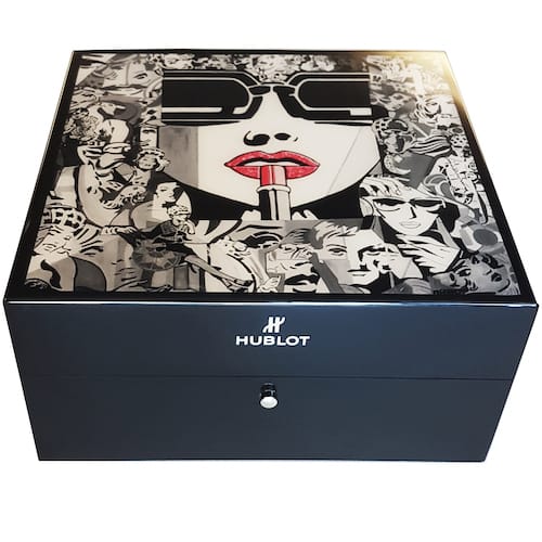 Auc die Uhrenbox ist mit einem Design von Marc Ferrero versehen. Auc die Uhrenbox ist mit einem Design von Marc Ferrero versehen.