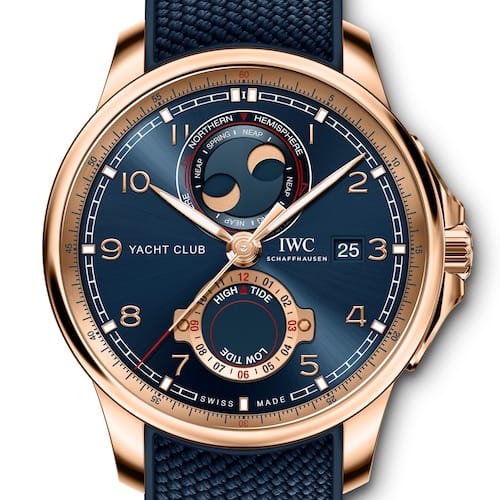 Die IWC Portugieser Yacht Club Moon & Tide besitzt bei sechs Uhr eine Gezeitenanzeige. Die IWC Portugieser Yacht Club Moon & Tide besitzt bei sechs Uhr eine Gezeitenanzeige.