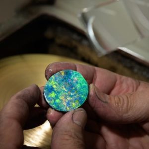Die Herstellung des Opal-Zifferblattes erfolgt in der Schweiz.