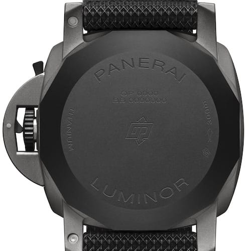 Der zwölfeckige, verschraubte Gehäuseboden ist mit einer schwarzen DLC- Beschichtung versehen. Der zwölfeckige, verschraubte Gehäuseboden ist mit einer schwarzen DLC- Beschichtung versehen.