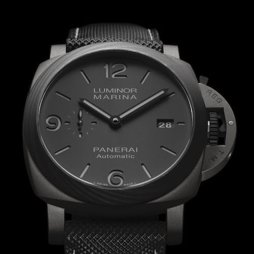 Das 44 Millimeter große Titangehäuse ist sandgestrahlt. Das 44 Millimeter große Titangehäuse ist sandgestrahlt.