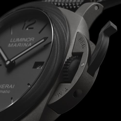 Der Bügel des Kronenschutzes besteht aus einem Kohlenstoff-Verbundmaterial. Der Bügel des Kronenschutzes besteht aus einem Kohlenstoff-Verbundmaterial.