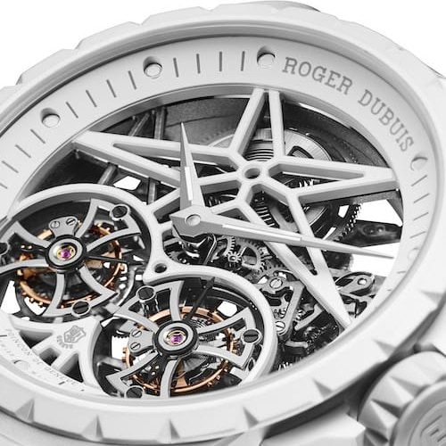 Das Gehäuse des Doppeltourbillon besteht aus einem ultraweißen Verbundwerkstoff. Das Gehäuse des Doppeltourbillon besteht aus einem ultraweißen Verbundwerkstoff.