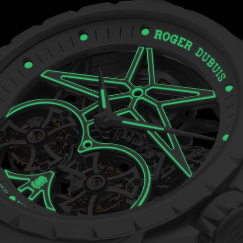 Auch die anglisierten Kanten des Manufakturwerkes leuchten im Dunklen. Auch die anglisierten Kanten des Manufakturwerkes leuchten im Dunklen.