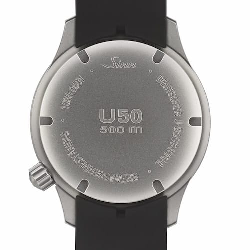 Die Bodengravur vermerkt die Wasserdichtheit der U50 von 50 Bar. Die Bodengravur vermerkt die Wasserdichtheit der U50 von 50 Bar.
