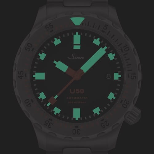 Auch der Drehring der U50 ist mit einer nachtleuchtenden Markierung bei zwölf Uhr versehen. Auch der Drehring der U50 ist mit einer nachtleuchtenden Markierung bei zwölf Uhr versehen.