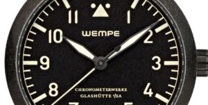Schwarze Zifferblatt einer Fliegeruhr der Wempe Chronometerwerke