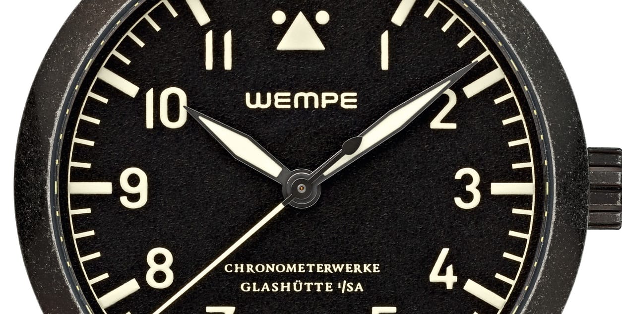 Schwarze Zifferblatt einer Fliegeruhr der Wempe Chronometerwerke