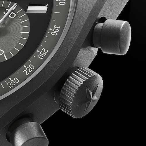 Das mattierte Gehäuse besteht aus mikrogestrahltem Titan. Das mattierte Gehäuse besteht aus mikrogestrahltem Titan.