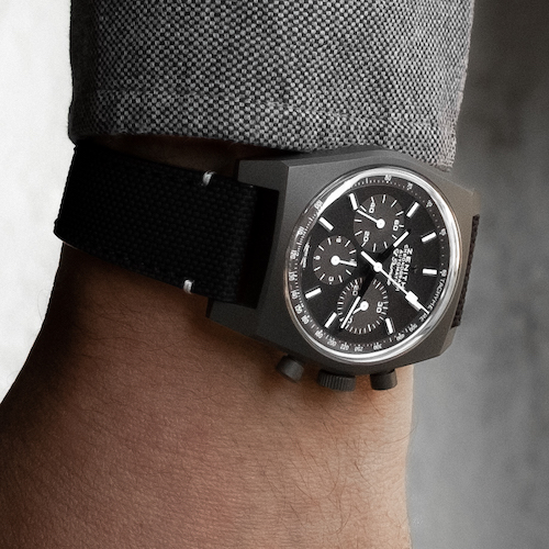 Mit dem matten Titangehäuse korrespondiert das tiefschwarze Zifferblatt. Mit dem matten Titangehäuse korrespondiert das tiefschwarze Zifferblatt.