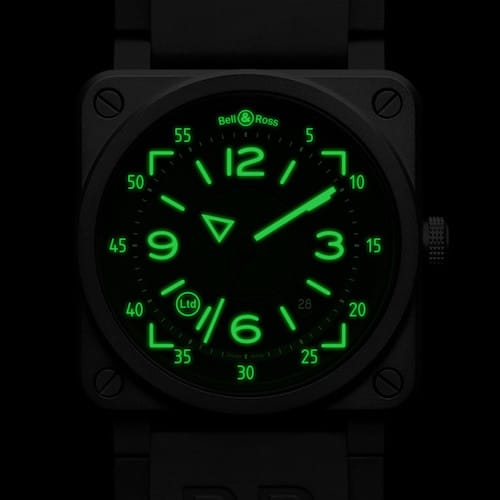 Die BR03-92 H.U.D wirkt bei Nacht wie ein Flugzeuginstrument. Die BR03-92 H.U.D wirkt bei Nacht wie ein Flugzeuginstrument.