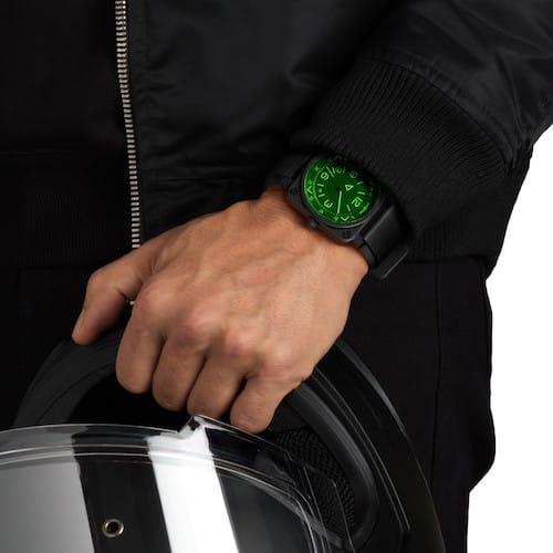 Die Bell & Ross BR03-92 H.U.D am Handgelenk mit einem Kautschukarmband. Die Bell & Ross BR03-92 H.U.D am Handgelenk mit einem Kautschukarmband.