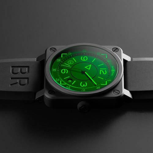 Das Gehäuse der Instrumentenuhr ist aus mattschwarzer Keramik. Das Gehäuse der Instrumentenuhr ist aus mattschwarzer Keramik.