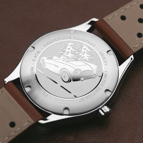 Den Boden ziert die Gravur eines berühmten Austin-Healey-Wagens. Den Boden ziert die Gravur eines berühmten Austin-Healey-Wagens.