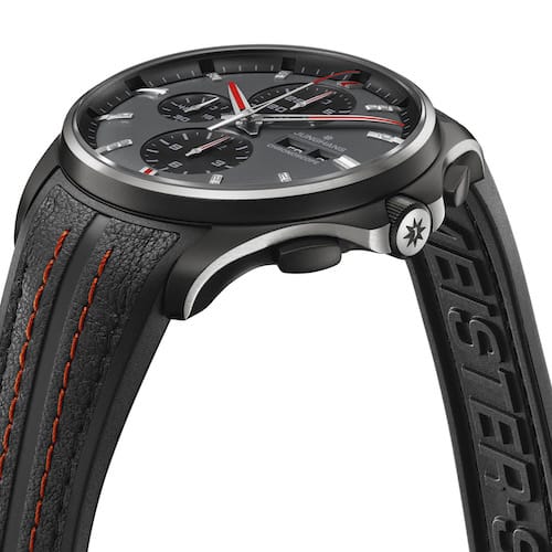 Das synthetische Kautschukband ist auf der Innenseite mit dem Junghans-Schriftzug versehen. Das synthetische Kautschukband ist auf der Innenseite mit dem Junghans-Schriftzug versehen.