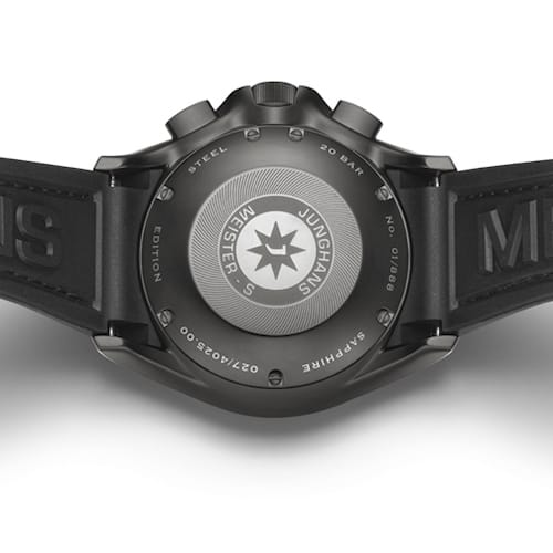 Den siebenfach verschraubten Boden ziert das Junghans-Stern-Logo. Den siebenfach verschraubten Boden ziert das Junghans-Stern-Logo.