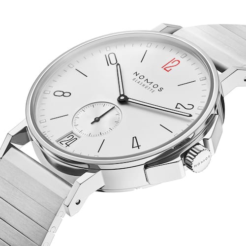 Die Nomos Ahoi Ärzte ohne Grenzen trägt eine rote Zwölf auf dem weiß-versilberten Zifferblatt. Die Nomos Ahoi Ärzte ohne Grenzen trägt eine rote Zwölf auf dem weiß-versilberten Zifferblatt.