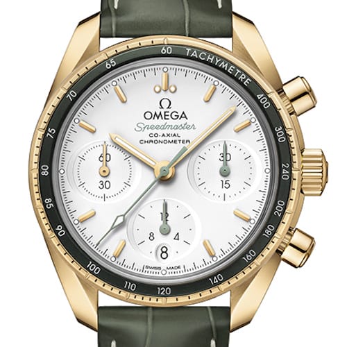 Die Speedmaster in 18K Gelbgold mit silberfarbenem Zifferblatt und grüner Tachymeterskala. Die Speedmaster in 18K Gelbgold mit silberfarbenem Zifferblatt und grüner Tachymeterskala.