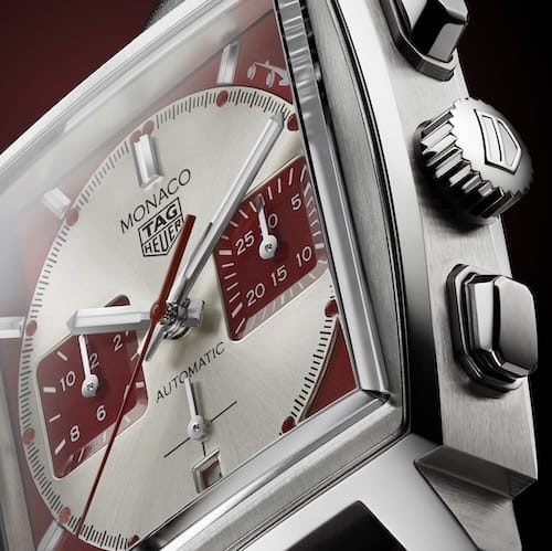Der Chronographenzeiger ist rot lackiert. Die Indizes und der Stunden- und Minutenzeiger sind mit weißer Leuchtfarbe belegt. Der Chronographenzeiger ist rot lackiert. Die Indizes und der Stunden- und Minutenzeiger sind mit weißer Leuchtfarbe belegt.
