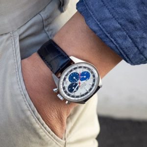 Die Zenith Chronomaster wird an einem Armband aus blauem Alligatorleder mit Dornschließe getragen
