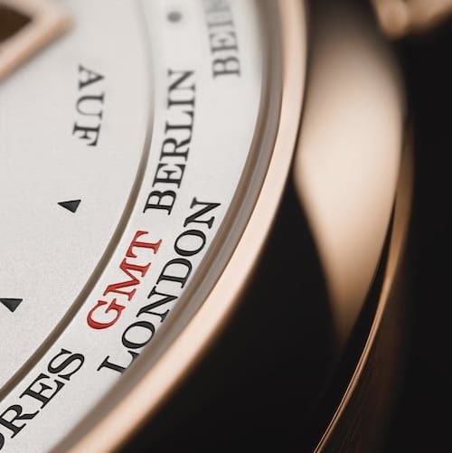 A-Lange-und-Soehne-Lange-1-Zeitzone-GMT-Detail Ein Korrekturdrücker bei acht Uhr setzt die Zeitzonenscheibe von West nach Ost um eine Zeitzone weiter.