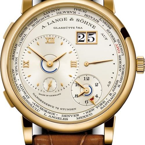 A-Lange-und-Soehne-Lange-1-Zeitzone-Gelbgold-Front Die Gelbgoldversion der Lange 1 Zeitzone ist mit einem champagnerfarbenen Zifferblatt versehen.