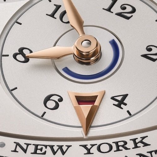 A-Lange-und-Soehne-Lange-1-Zeitzone-Lokalzeit-Detail Der rot ausgefüllte Pfeil signalisiert eine Sommerzeit am betreffenden Ort.