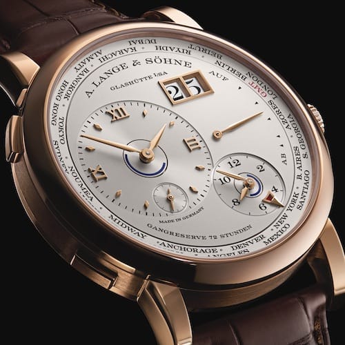 A-Lange-und-Soehne-Lange-1-Zeitzone-Profil Der blaue Halbkreis innerhalb den beiden Zeitanzeigen sgnalisiert die Nachtstunden.