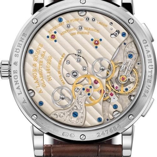 A-Lange-und-Soehne-Lange-1-Zeitzone-Weissgold-schwarzes-Blatt-Boden Das neue Manufakturkaliber L141.1 ist durch den Saphirglasboden sichtbar.