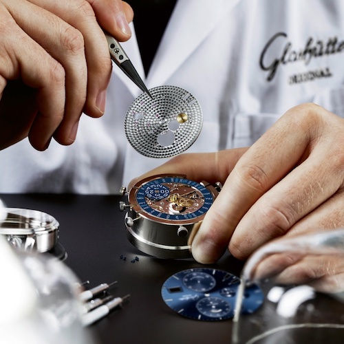 Glashuette Original-1-89-02-05-02-30-Senator-Cosmopolite-Blau-Calibre-89-02-Zusammenbau Das Kaliber 89-02 bei der Montage in der Glashütter Manufaktur.